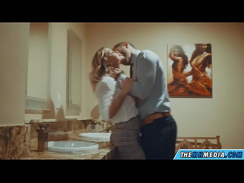 ❤️ وقتی یک بلوند بی تنه شما را در یک دستشویی عمومی اغوا می کند ❤️❌  سکس در fa.yinshuabang.top